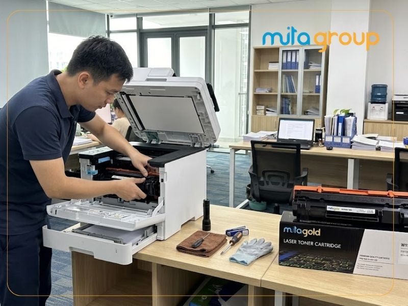 Hướng dẫn các bước xử lý máy in bị kẹt hộp mực an toàn tại chỗ