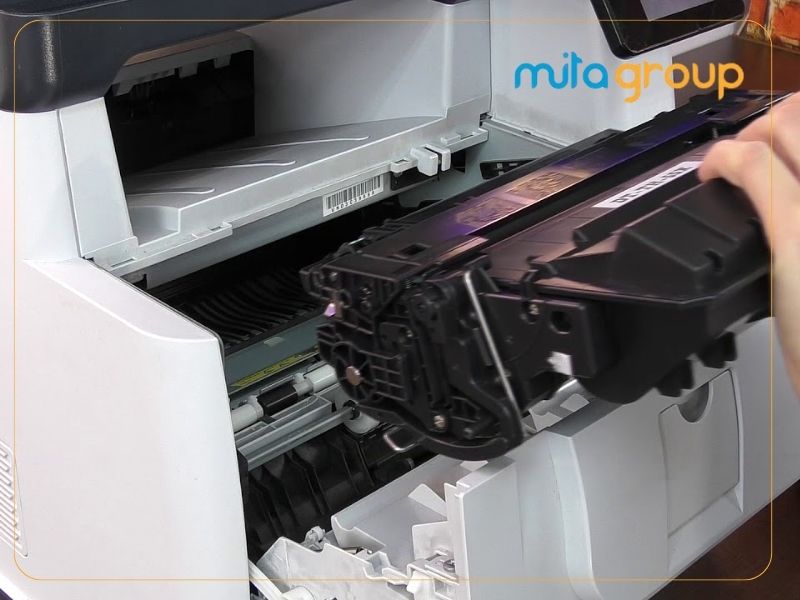 Dấu hiệu nhận biết máy in bị kẹt hộp mực bên trong